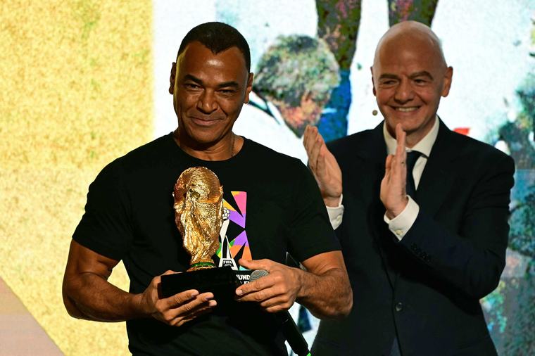 Dos campeones del mundo con Brasil respaldan a Infantino en medio de las críticas a la Fifa