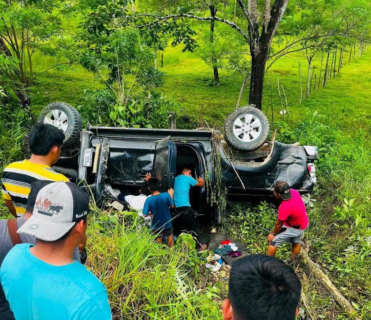 Camión se incendia y picop cae a hondonada tras choque en la Franja Transversal del Norte