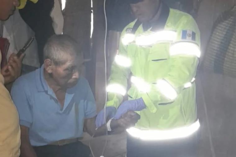 Adulto mayor sobrevive una noche bajo el frío en un bosque de Alta Verapaz