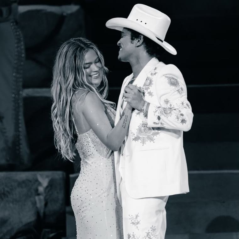 Karol G y Bruno Mars sorpresivamente lanzan el video musical de “Still”