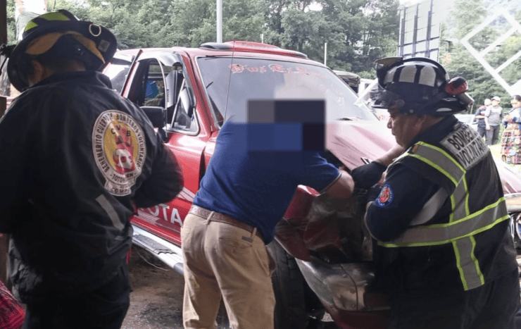 Pickup se sale de la carretera y cae cuatro metros hacia el patio de una vivienda