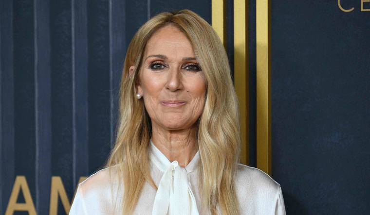 Celine Dion canta y baila con sus fans antes de sus conciertos en París