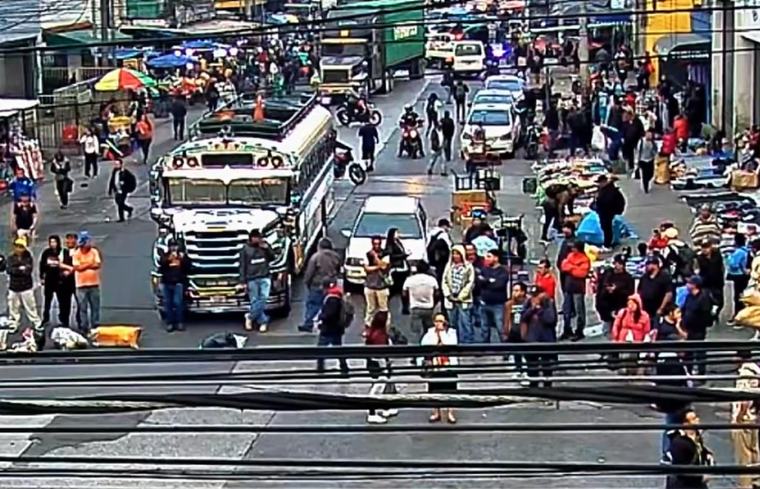 Taxistas bloquean paso entre Atanasio Tzul y Torre del Reformador por alza en combustibles