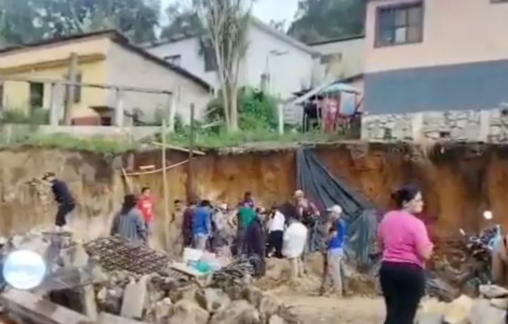 Accidente laboral: tres albañiles quedan soterrados tras deslizamiento de tierra
