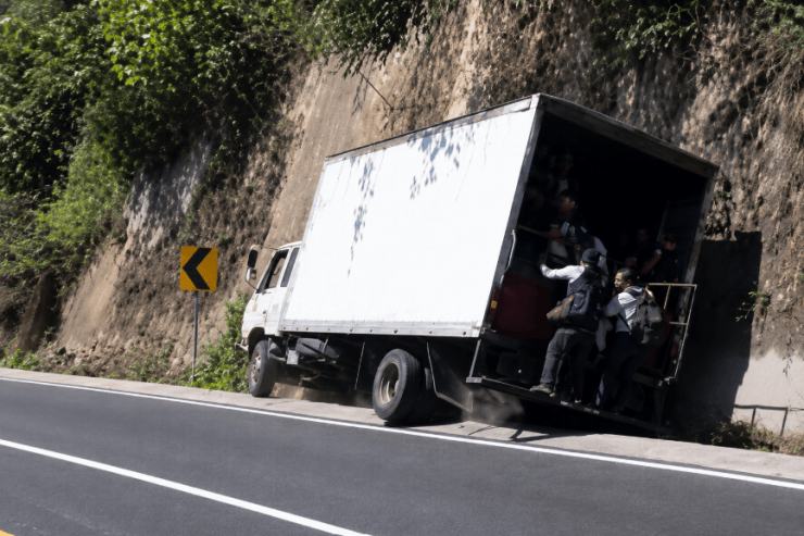 VIDEO: Personas se salvan por segundos de ser arrolladas por camión
