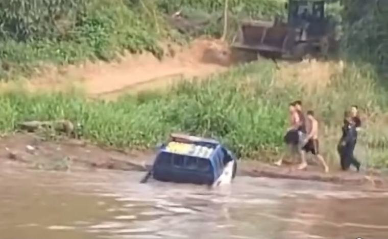 VIDEO. Patrulla cae al río en San Marcos