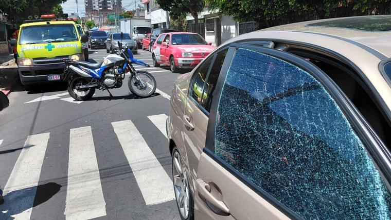 Adultos mayores golpeados tras chocar en la zona 11