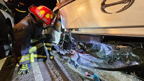 Guatemala Piloto de camión muere tras quedar atrapado en la cabina El piloto de un camión murió luego de que el vehículo volcara en el kilómetro 124 de la ruta entre Tecpán, Chimaltenango, y Santo Tomás Chiché, Quiché.