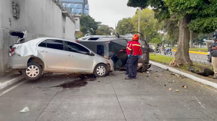 Carro volcado en zona 10 este domingo