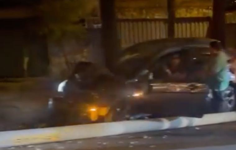 Vehículo se accidenta en Periférico y derriba poste