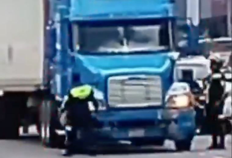 Video. Así denunciaron a piloto de tráiler que fue multado con Q10 mil