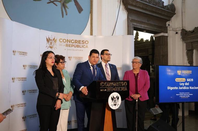Diputados de Semilla presentan iniciativa 6839 para crear el Digesto Jurídico Nacional