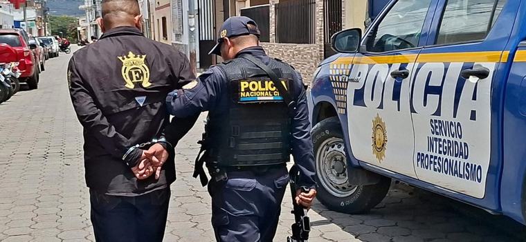 Capturan a hombre armado durante desfile hípico en Jalapa