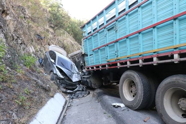 Guatemala Tragedia en carretera: un muerto y seis heridos tras colisión