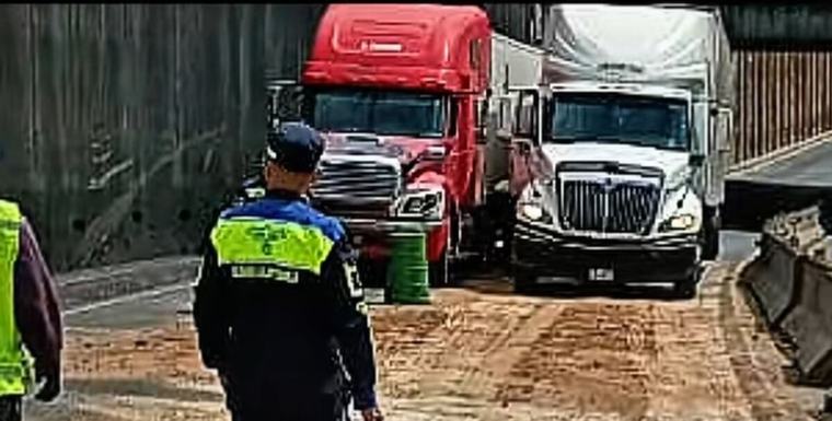 Paso bloqueado en el viaducto Lomas del Norte por accidente de transporte pesado