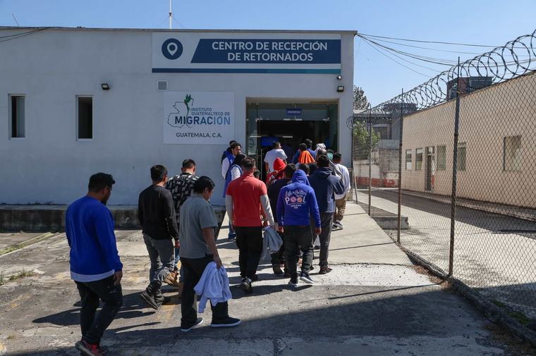 EE. UU. contrata cuatro empresas para localizar y cobrar multas millonarias a deportados en Guatemala y otros países