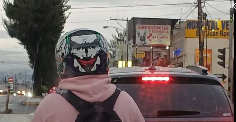 Motorista pide paciencia en el tráfico capitalino con cartel que conmueve a los guatemaltecos