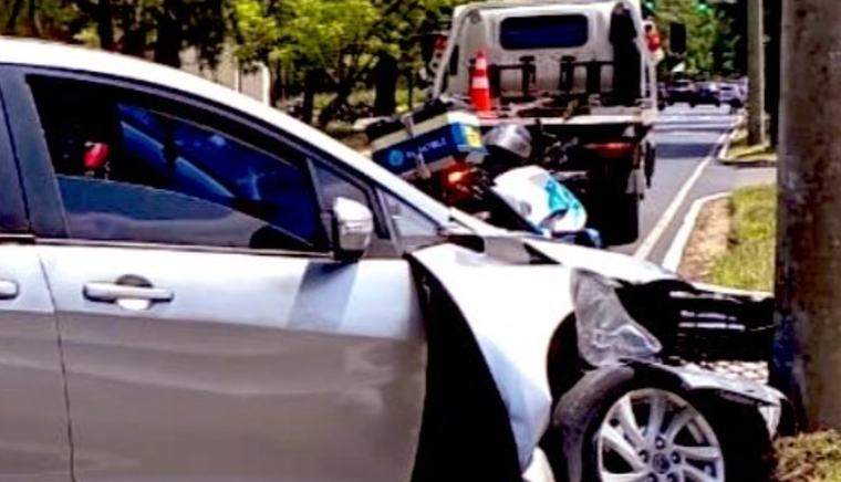 Conductor destroza su carro en Las Américas esta tarde de sábado