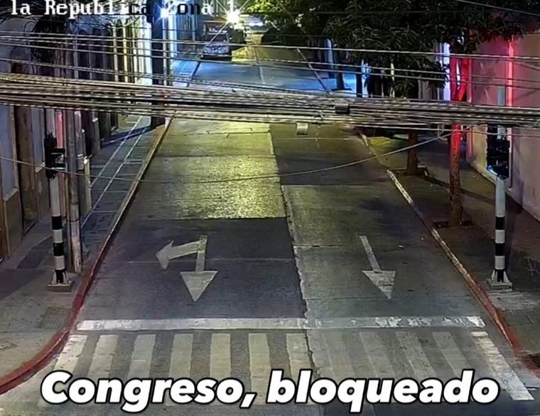 Exmilitares cumplen cinco días de plantón frente al Congreso y complican el tránsito en zona 1