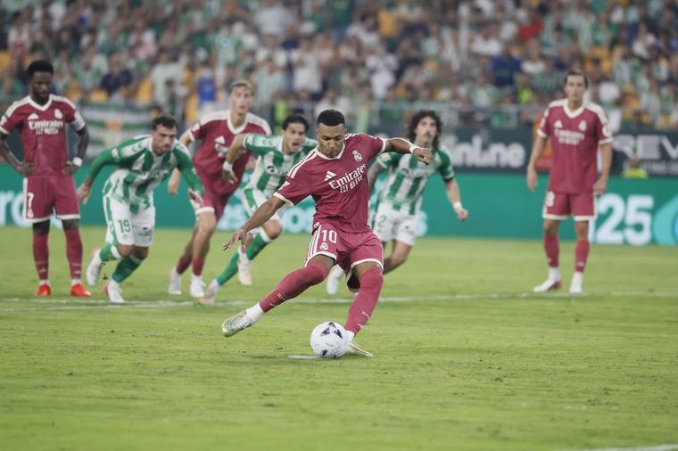 El Betis vence 1-0 al Real Madrid con gol de Troy Parrott y frena la racha ganadora de los merengues