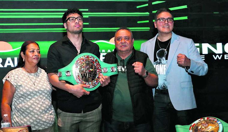 El corazón de los padres de Léster Martínez estará en Los Ángeles durante la pelea por el título mundial