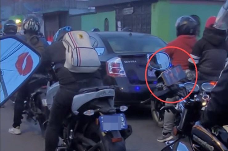 VIDEO: Graban a motorista viendo «Betty la Fea» en pleno tráfico