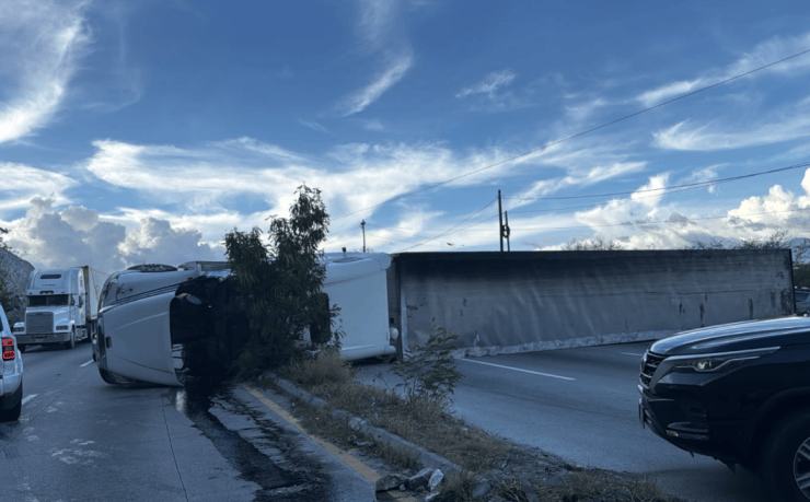 ¡Otro tráiler volcado! Ruta al Atlántico vuelve a complicarse