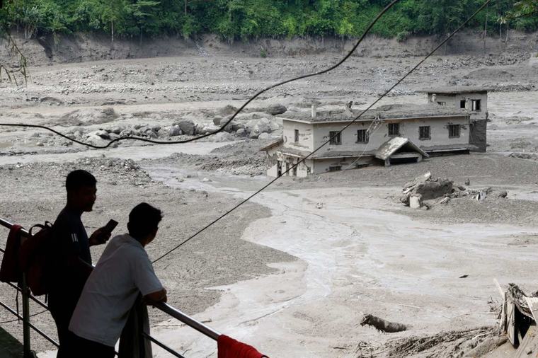 160 muertos y 700 desaparecidos: los videos que muestran las inundaciones que azotaron China y Nepal