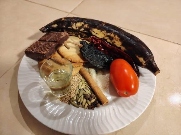 Entretenimiento Plátanos en mole, el postre que une historia, tradición y sabor Es uno de los postres más representativos de la gastronomía guatemalteca.