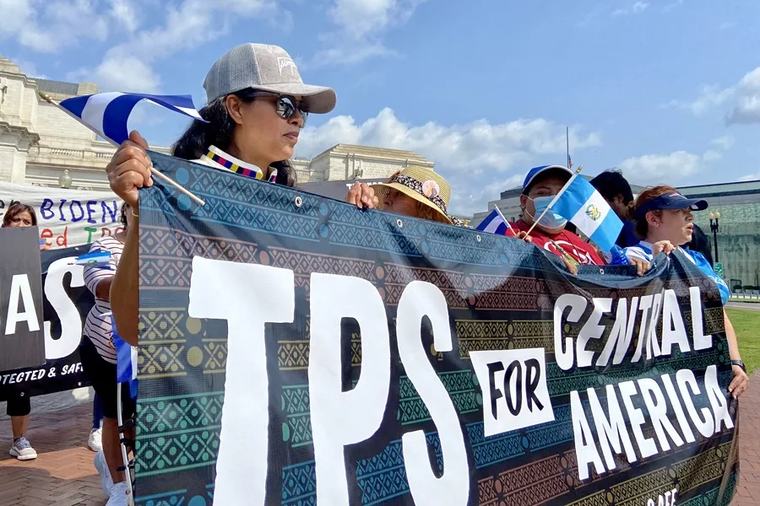 Salvadoreños que crecieron con el TPS enfrentan la amenaza de ser expulsados de EE. UU.