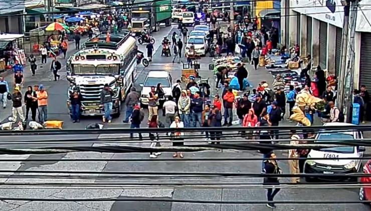 ¡Bloquean zona 9! Manifestantes colocan objetos e impiden el paso este viernes