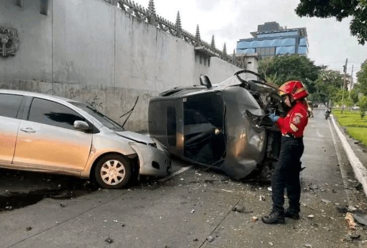 Vehículo termina semivolcado en la Avenida Reforma