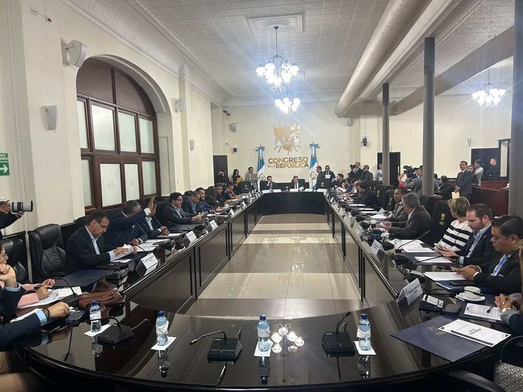 Frente advertencias de bloqueos, el Congreso no consigue acuerdos para solucionar el alza de los combustibles