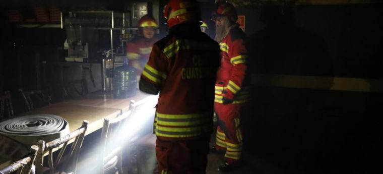 Incendio y fuga de gas son controlados en centro comercial de zona 11