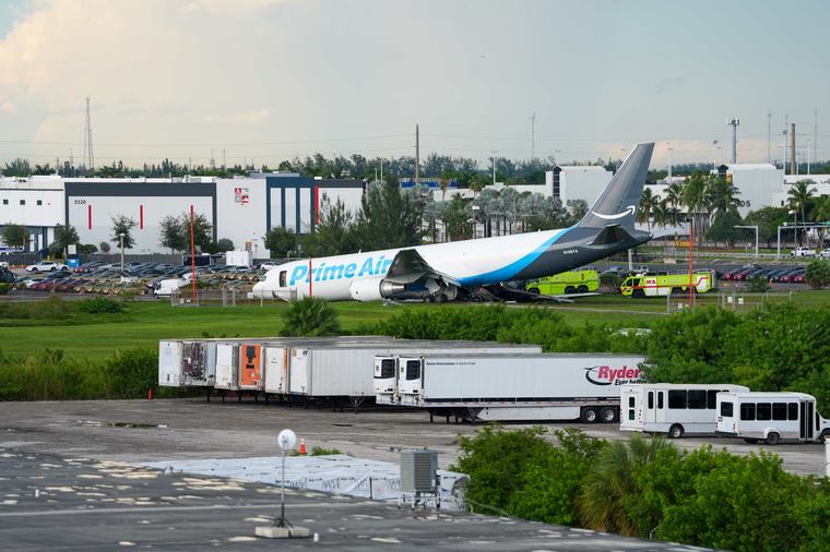 “Está en llamas”: Qué revelan los audios de emergencia del avión de Amazon accidentado en Miami