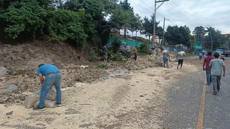 INDIGNACIÓN EN PALÍN | Tragedia en la carretera: fallece persona y saquean cargamento de maíz para venderlo en redes