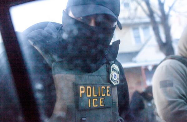 Chapines en Usa EE. UU. acusa a agente de ICE de mentir sobre disparar a migrante EE. UU. acusa a agente de ICE de mentir sobre disparar a migrante