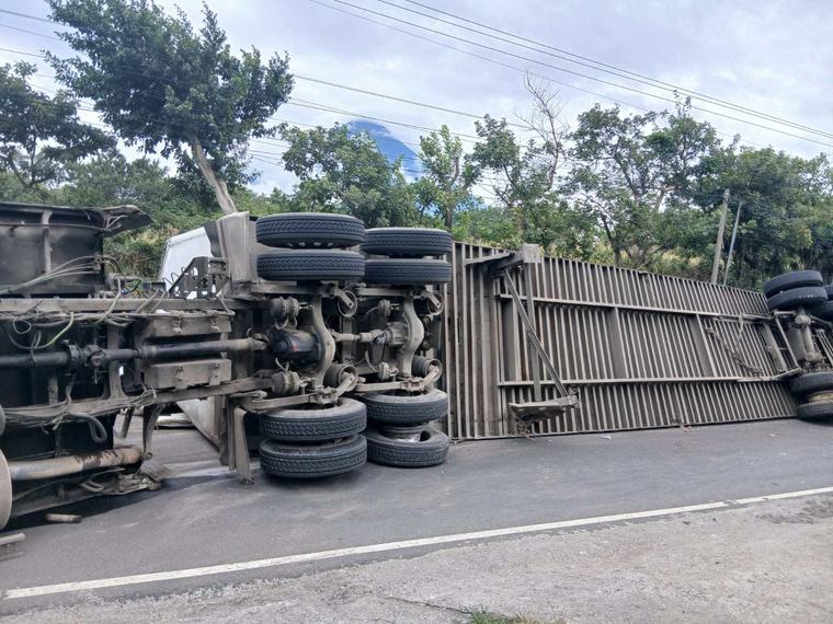 Tráiler vuelca, derriba un poste y bloquea ruta antigua de Palín a Escuintla