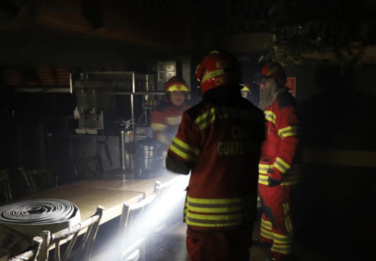 Incendio deja daños materiales en reconocido centro comercial en zona 11