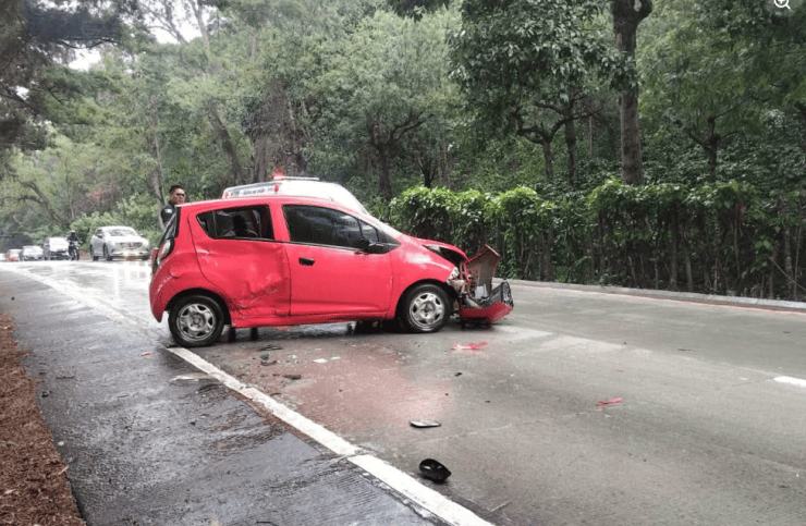 Varios vehículos derrapan y chocan en Las Cañas