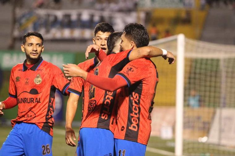 Municipal vence a Comunicaciones en el clásico 338 y toma el liderato