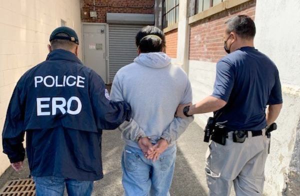 Chapines en Usa Arrestan en EE. UU. a chapín con orden vigente en Guatemala Autoridades federales arrestaron a un connacional que tenía una orden de captura vigente en Guatemala por presunta violación.