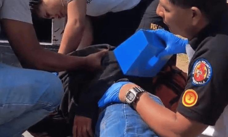 Persona cae accidentalmente de un bus en movimiento y resulta herida