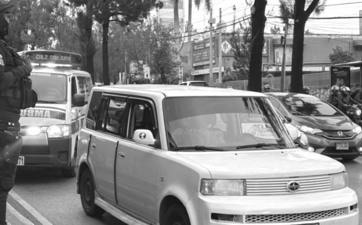 Asesinan a conductor de taxi en pleno tráfico de zona 7 (VIDEO)