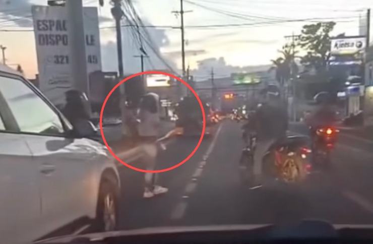 VIDEO: ¡Se va con el rival! Mujer abandona a motorista tras discusión en pleno tráfico