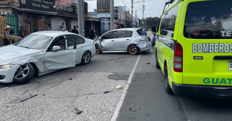 Tres carros protagonizan accidente y dejan heridos en la zona 9