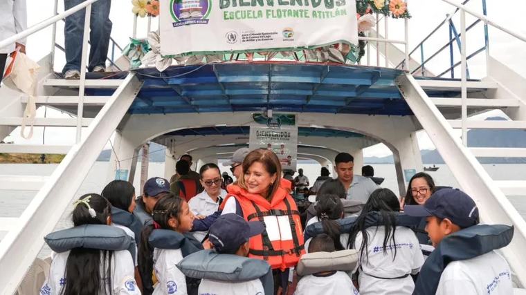 Escuela Flotante Atitlán es epicentro de aprendizaje
